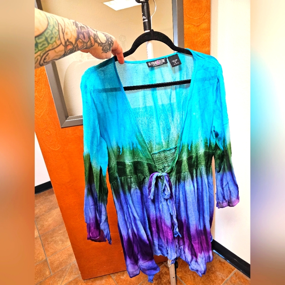 The pyramid collection tie dyed tie front top